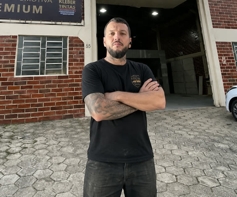 Responsável pelo Studio Premium Itália em frente à oficina