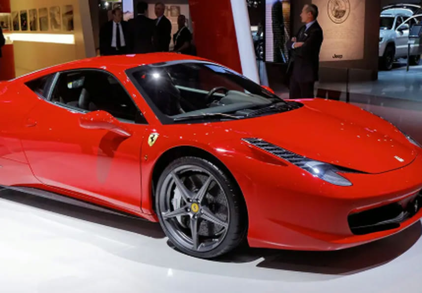 Ferrari vermelha com a pintura espelhada